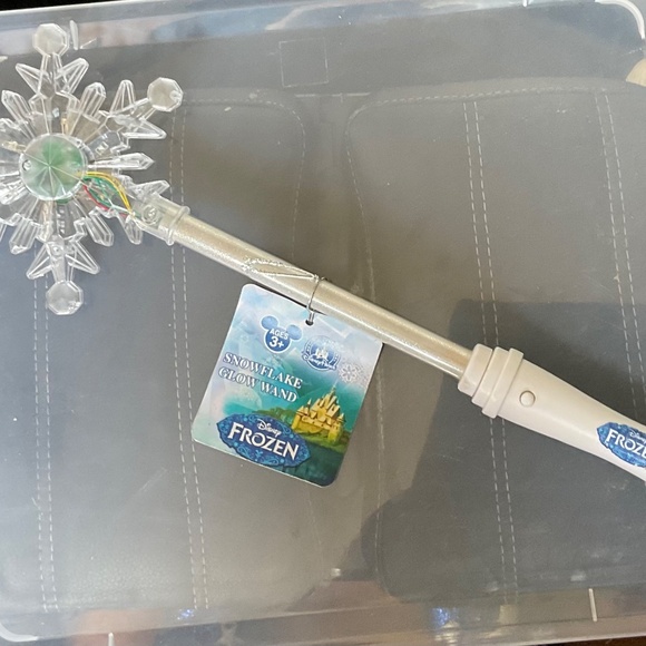 Disneys  FROZEN SNOWFLAKE GLOW WAND  NWT - Picture 3 of 15